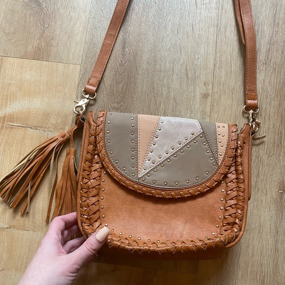 Cognac tan leather saddle bag. Woven Crossbody studded purse with fringe tassels - Picture 2 of 10